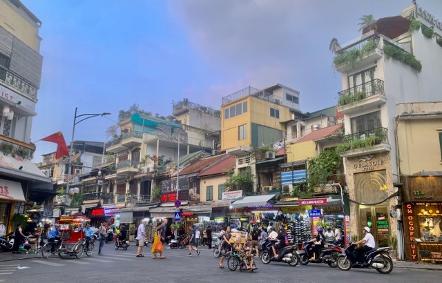 Mặt đường phố Hàng Đào tiếp tục là một trong những nơi có giá đất cao nhất Hà Nội. Ảnh: Thanh Vũ