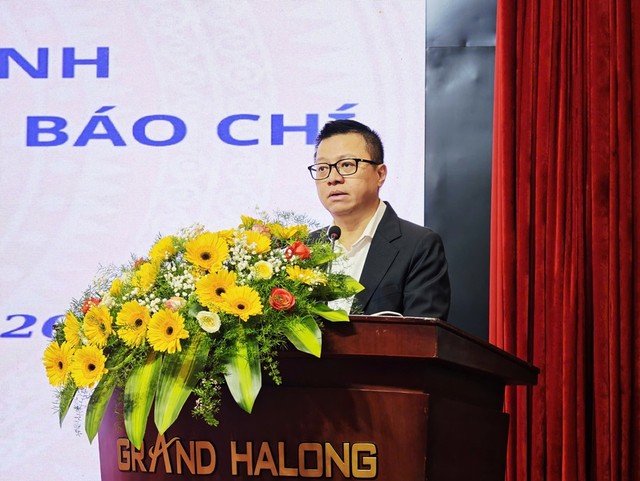 Ông Lê Quốc Minh, Tổng Biên tập Báo Nhân dân, Phó Trưởng Ban Tuyên giáo và Dân vận Trung ương, Chủ tịch Hội Nhà báo Việt Nam phát biểu khai mạc Tọa đàm