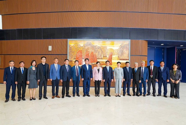 Các đại biểu chụp ảnh lưu niệm tại cuộc làm việc Các đại biểu chụp ảnh lưu niệm tại cuộc làm việc