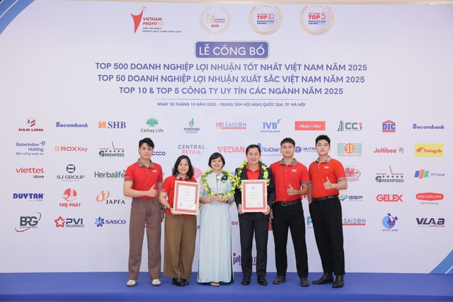 Các thành viên trong Ban Giám đốc Dai-ichi Life Việt Nam cùng đội ngũ Kl992 VIP Trang Chủ 2026 tại Lễ công bố Bảng xếp hạng PROFIT500 2025