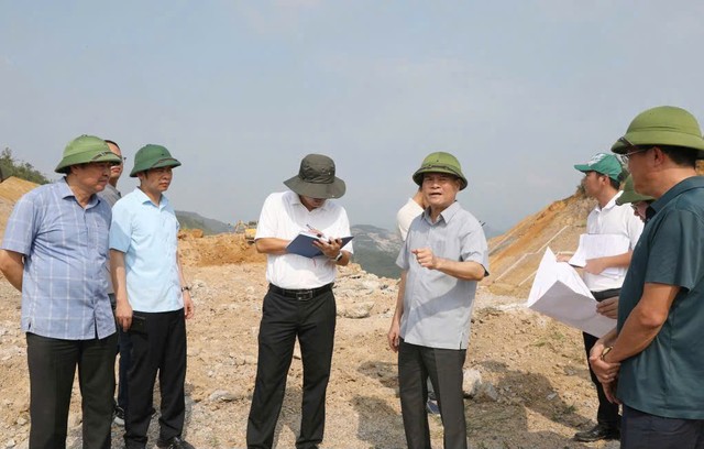 Ông Bùi Văn Khắng, Chủ tịch UBND tỉnh Quảng Ninh kiểm tra tiến độ Dự án cải tạo, nâng cấp quốc lộ 279. Ảnh: QMG
