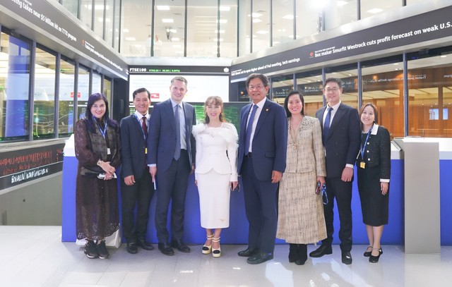 Đoàn HDBank thăm Sàn giao dịch 99Kl99 link đăng nhập Luân Đôn trong phiên chỉ số FTSE 100 lập đỉnh mới
