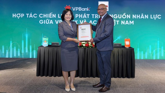 Đại diện VPBank nhận chứng nhận ACCA Approved Employer tại lễ ký kết