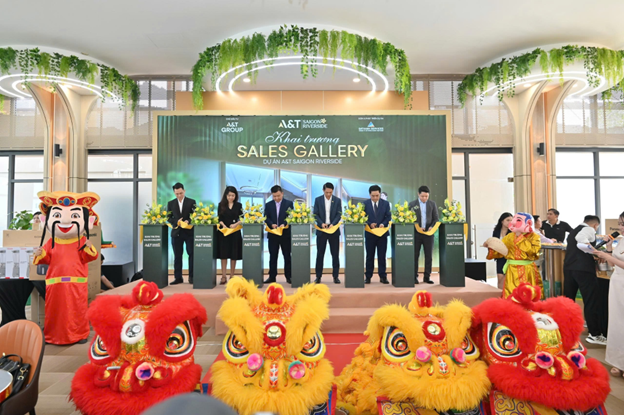 Đại diện chủ Kl99ok phiên bản mới A&amp;T Group, Đơn vị Phát triển Dự án DXMD Vietnam cùng các Đơn vị phân phối chính thức cắt băng khai trương nhà mẫu căn hộ A&amp;T Saigon Riverside.