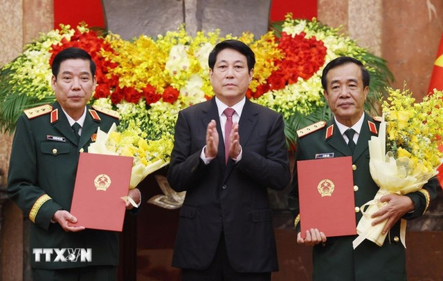 Chủ tịch nước Lương Cường trao Quyết định thăng quân hàm từ Trung tướng lên Thượng tướng đối với hai đồng chí Uỷ viên Trung ương Đảng, Thứ trưởng Bộ Quốc phòng Nguyễn Văn Gấu và Lê Đức Thái. (Ảnh: Lâm Khánh/TTXVN).