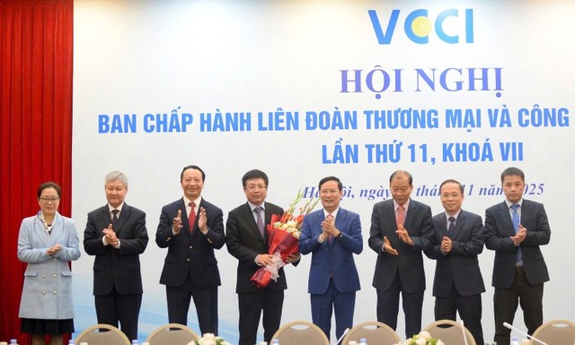 Chủ tịch VCCI Hồ Sỹ Hùng trân trọng đề nghị và mong nhận được sự quan tâm, giúp đỡ, cộng đồng trách nhiệm, chung tay gánh vác từ tập thể Ban Chấp hành VCCI, Ban thường vụ Đảng ủy, Ban Thường trực, cùng toàn thể cán bộ, nhân viên cơ quan VCCI vì lợi ích chung.