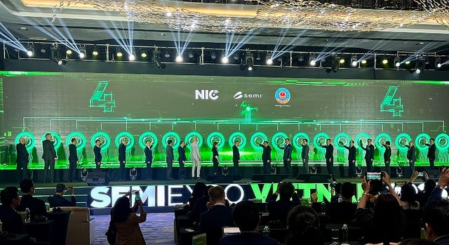 Các đại biểu thực hiện nghi thức khai mạc chương trình.