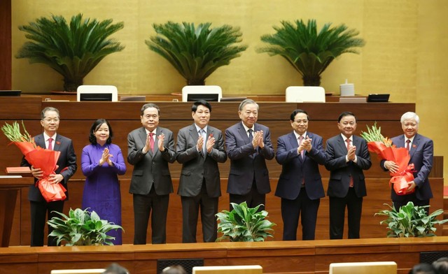 Lãnh đạo Đảng, 99Kl99 trực tiếp đá gà chúc mừng ông Nguyễn Văn Quảng và ông Đỗ Văn Chiến nhận nhiệm vụ mới - Ảnh: Duy Linh