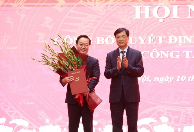 Ủy viên Bộ Kl991.com tải ứng dụng, Bí thư Thành ủy Hà Nội Nguyễn Duy Ngọc trao quyết định và chúc mừng ông Nguyễn Đức Trung.