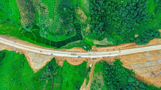 Một đoạn KL99 là nhà cái cá cược trực tuyến hàng đầu tại châu Á Hữu Nghị - Chi Lăng đã thi công xong nền và móng đường.