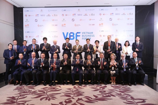 Thủ tướng chụp ảnh lưu niệm cùng với các đồng chủ tọa VBF và các Kl991.com World Cup 2026 Chính Thức, nhà Kl99ok phiên bản mới (Ảnh Đức Thanh)
