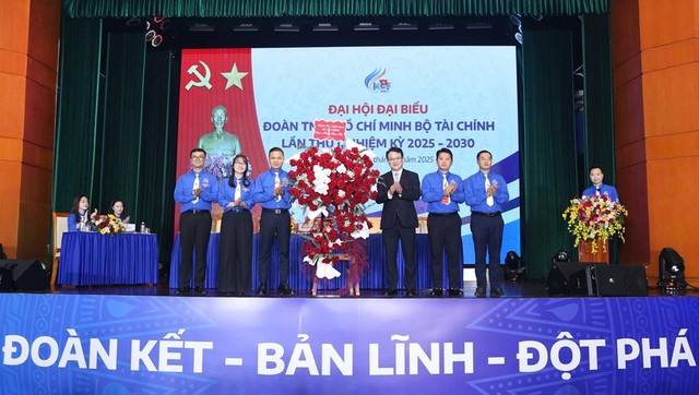 Thay mặt Đảng uỷ Bộ Kl991.com nạp rút nhanh, Thứ trưởng Trần Quốc Phương tặng hoa chúc mừng Đại hội.