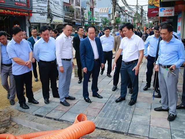 Ông Lê Tiến Châu, Bí thư Thành uỷ Hải Phòng cùng lãnh đạo các Sở, ban, ngành kiểm tra Dự án. Ông Lê Tiến Châu, Bí thư Thành uỷ Hải Phòng cùng lãnh đạo các Sở, ban, ngành kiểm tra Dự án.