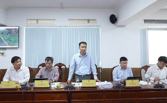 Chủ tịch HĐTV EVNNPT Nguyễn Tuấn Tùng tại buổi làm việc.