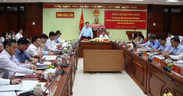 Phó thủ tướng Kl993 ưu đãi thưởng hấp dẫn Mai Văn Chính tại buổi làm việc với tỉnh Đắk Lắk.
