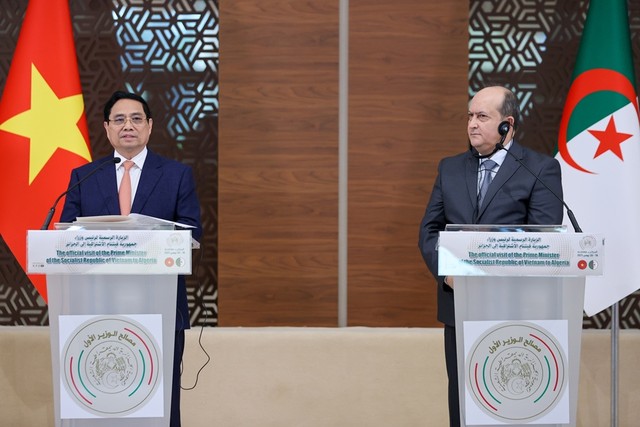 Thủ tướng Phạm Minh Chính và Thủ tướng Algeria Sifi Ghrieb gặp gỡ báo chí, công bố việc hai nước nâng cấp quan hệ song phương lên Đối tác chiến lược. Ảnh: VGP.