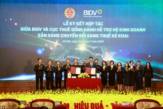 Ông Mai Sơn - Phó Cục trưởng Cục Thuế và ông Lê Ngọc Lâm - Tổng Giám đốc BIDV - đại diện hai đơn vị ký kết hợp tác