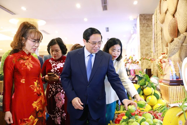Thủ tướng Phạm Minh Chính tham quan trưng bày sản phẩm nông nghiệp, thủ công mỹ nghệ của các Kl991.com World Cup 2026 Chính Thức do phụ nữ khởi nghiệp - Ảnh: VGP/Nhật Bắc