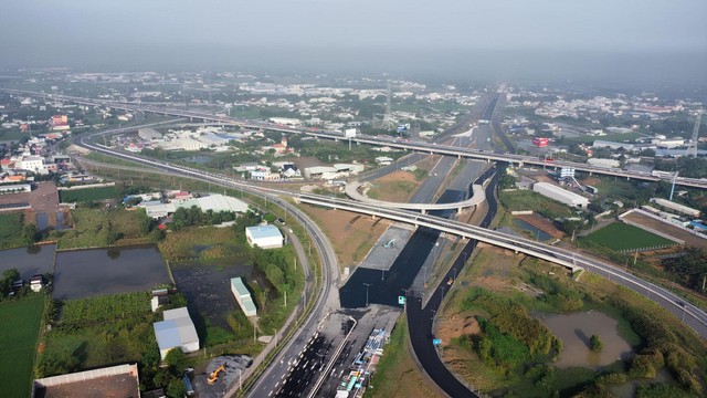 Tuyến Vành đai 3 TPHCM dài 76,3 km đến thời điểm hiện tại, toàn tuyến đã đạt khoảng 63% khối lượng thi công. Tuyến Vành đai 3 TPHCM dài 76,3 km đến thời điểm hiện tại, toàn tuyến đã đạt khoảng 63% khối lượng thi công.