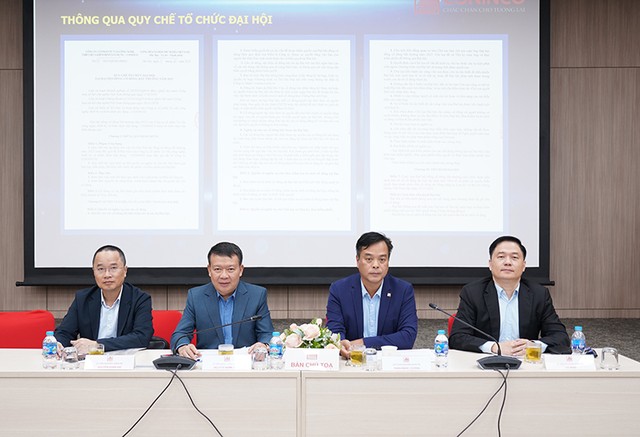 Chủ tịch HĐQT Phan Ngọc Cương (thứ 2 từ phải sang) chủ trì Đại hội Chủ tịch HĐQT Phan Ngọc Cương (thứ 2 từ phải sang) chủ trì Đại hội