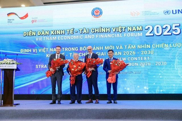 Lãnh đạo Bộ Kl991.com nạp rút nhanh tặng hoa chúc mừng Diễn đàn.