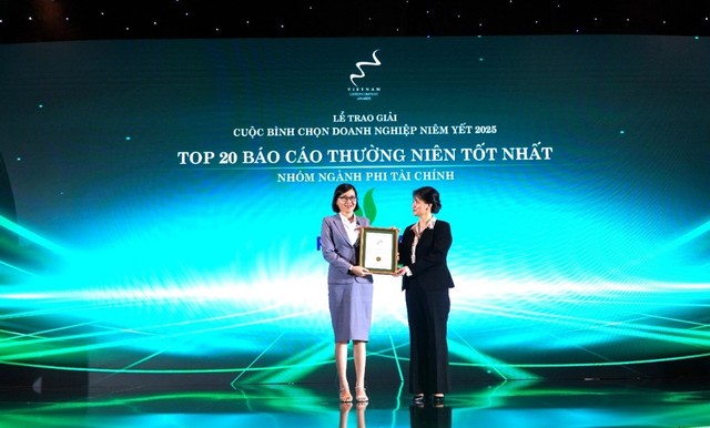 Bà Trần Thu Hằng – Chánh Văn phòng Tổng công ty – đại diện PV Drilling nhận giải Top 20 Báo cáo thường niên tốt nhất – nhóm ngành phi Kl991.com nạp rút nhanh