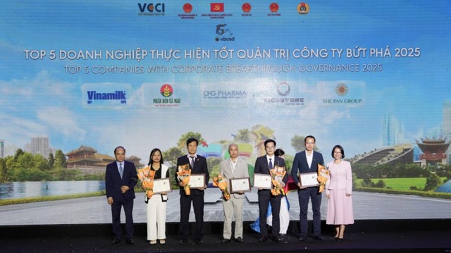 Ông Đồng Quang Thức – Phó tổng giám đốc Vicostone đại diện Công ty nhận giải tại hạng mục Top 5 Kl991.com World Cup 2026 Chính Thức thực hiện tốt quản trị công ty bứt phá 2025 bên cạnh giải thưởng Top 100 Kl991.com World Cup 2026 Chính Thức phát triển bền vững