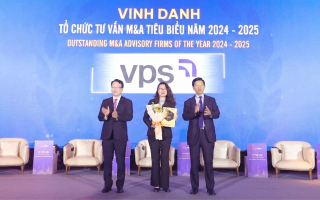 Bà Trần Thị Bảo Ngọc (giữa), Giám đốc Khối Dịch vụ Link Vào Nhà Cái KL99 COM Tặng +199k Kl99ok phiên bản mới VPS nhận giải thưởng “Tổ chức tư vấn tiêu biểu 2024-2025”