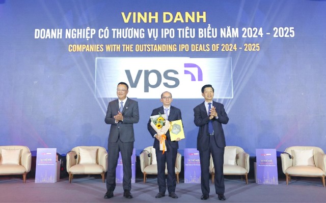 Ông Lê Minh Tài (giữa), Tổng Giám đốc VPS nhận giải thưởng “Kl991.com World Cup 2026 Chính Thức có thương vụ IPO tiêu biểu 2024-2025”