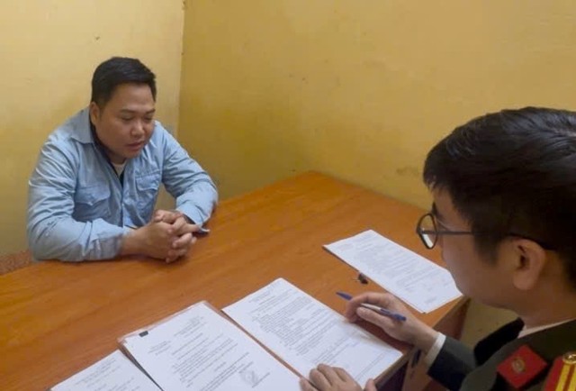 Nguyễn Văn Sáng lập chứng từ chi trả, bỏ trống số tiền sinh viên được nhận rồi tự bổ sung.