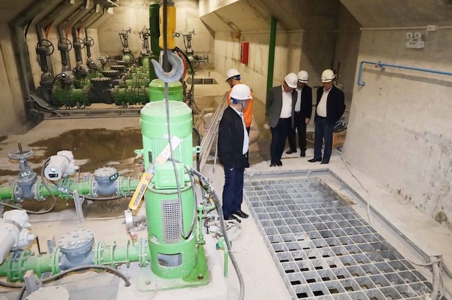 Phó tổng giám đốc EVN Phạm Hồng Phương đã đi kiểm tra hiện trường, rà soát các điều kiện chuẩn bị công tác nghiệm thu hoàn thành cấp 99Kl99 trực tiếp đá gà và Lễ khánh thành công trình Nhà máy Thủy điện Hòa Bình mở rộng vào ngày 19/12 sắp tới.