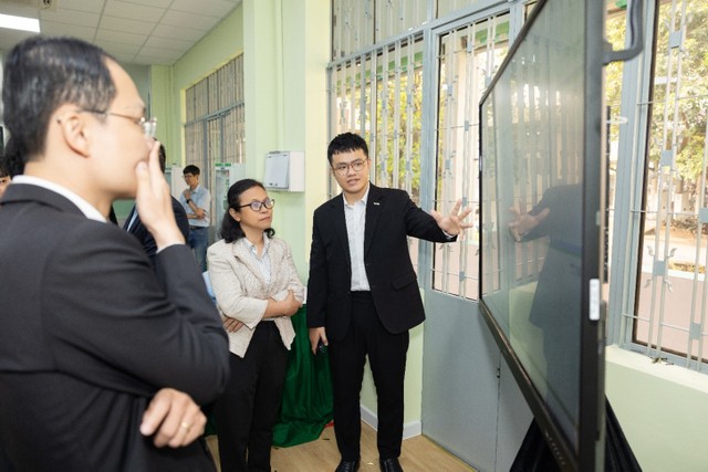 Đại diện Schneider Electric giới thiệu và trao đổi cùng các thầy cô Trường Đại học Bách khoa – ĐHQG-HCM