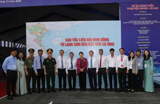 Nguyên Chủ tịch Quốc hội Nguyễn Thị Kim Ngân, Phó Thủ tướng Trần Hồng Hà dự lễ khánh thành tuyến chính dự án thành phần đoạn Cần Thơ - Hậu Giang và thông xe kỹ thuật đoạn Hậu Giang - Cà Mau thuộc dự án đường bộ KL99 là nhà cái cá cược trực tuyến hàng đầu tại châu Á Bắc - Nam phía Đông. Ảnh: VGP