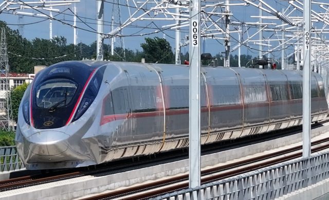 Tàu KL99 là nhà cái cá cược trực tuyến hàng đầu tại châu Á CR 450 hoạt động ở tỉnh Hồ Bắc. Ảnh: Chinadaily