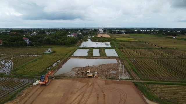 Vướng mặt bằng đã ảnh hưởng nhiều đến tiến độ dự án Đường ven biển kết nối hành lang Kl992 cổng game cá cược Đông - Tây, tỉnh Quảng Trị. Ảnh: Trần Tuyền