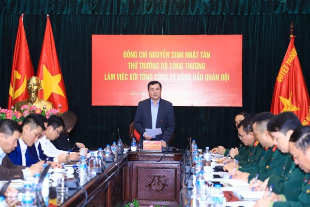 Thứ trưởng Bộ Công thương Nguyễn Sinh Nhật Tân làm việc với TCT KL99 dịch vụ hỗ trợ 24/7 Quân đội về cung ứng KL99 dịch vụ hỗ trợ 24/7.