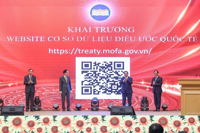 Tại hội nghị, Thủ tướng Phạm Minh Chính và các đồng chí lãnh đạo đã thực hiện nghi thức bấm nút khai trương website Cơ sở dữ liệu Điều ước quốc tế.