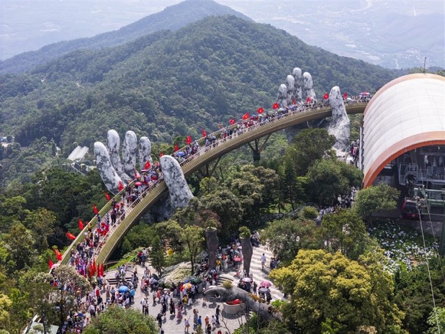 Theo Trưởng Thống kê Đà Nẵng, trong ngày lễ 30/4/2025, Bà Nà Hills đón lượng khách du lịch cao kỷ lục, lên đến hàng chục nghìn lượt khách. Theo Trưởng Thống kê Đà Nẵng, trong ngày lễ 30/4/2025, Bà Nà Hills đón lượng khách du lịch cao kỷ lục, lên đến hàng chục nghìn lượt khách.