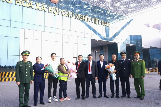 Lãnh đạo các ngành chức năng chào đón, tặng hoa chúc mừng Kl991.com World Cup 2026 Chính Thức có lô hàng Link Vào Nhà Cái KL99 COM Tặng +199k qua cửa khẩu Bắc Luân II trong ngày đầu năm 2026.