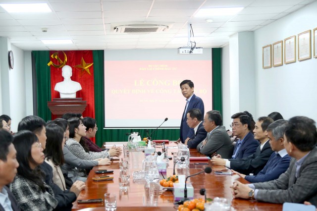 Tổng Biên tập Đặng Khánh Thành phát biểu chúc mừng và giao nhiệm vụ cho tân Phó Tổng Biên tập Ngô Chí Tùng.