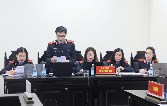 Đại diện Viện Kiểm sát Nhân dân TP. Hà Nội giữ quyền công tố và kiểm sát xét xử tại phiên tòa. Ảnh: Phùng Nguyên