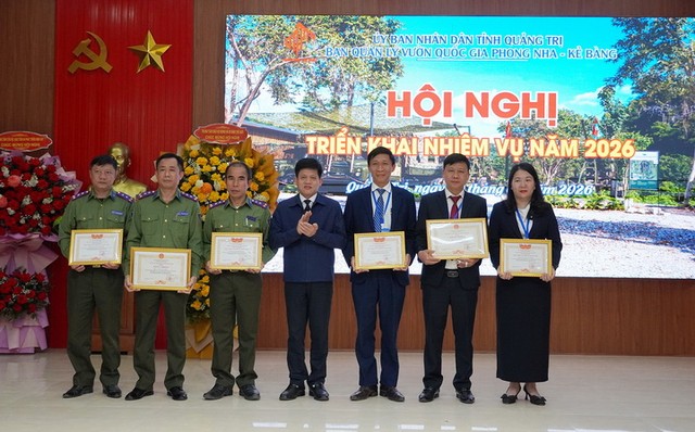 Phó Chủ tịch UBND tỉnh Quảng Trị Lê Văn Bảo thay mặt Chủ tịch UBND tỉnh trao bằng khen cho các tập thể và cá nhân xuất sắc. Ảnh: Hồng Lựu