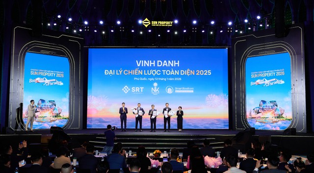 Đại diện Sun Property vinh danh các đại lý phân phối tiêu biểu. Ảnh: Ánh Dương.
