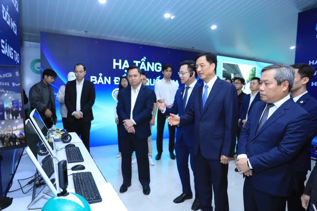 Ủy viên Bộ Kl991.com tải ứng dụng, Bí thư Thành ủy Hà Nội Nguyễn Duy Ngọc cùng lãnh đạo TP. Hà Nội tham quan không gian Triển lãm Mạng lưới đổi mới sáng tạo, ngày 25/12/2025.