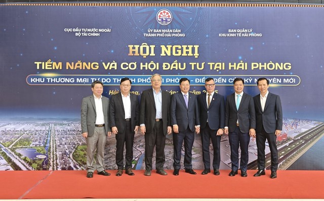 Ông Nguyễn Thành Phương, Tổng giám đốc Kl994 game bài casino hấp dẫn Sao Đỏ (ngoài cùng bên phải) tại Hội nghị Tiềm năng và cơ hội Kl99ok phiên bản mới tại Hải Phòng