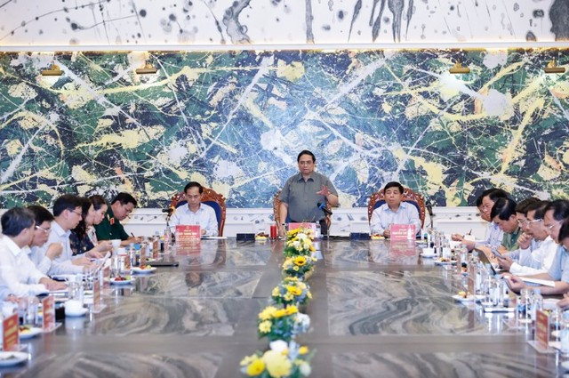 Thủ tướng Phạm Minh Chính chủ trì cuộc họp với các bộ ngành, địa phương. Ảnh: VGP.