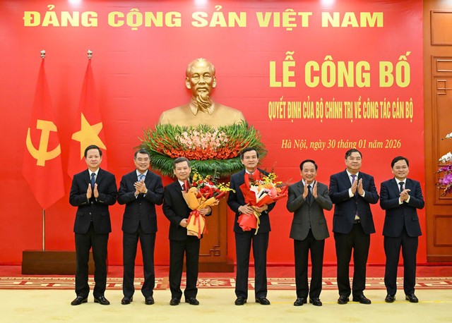 Lãnh đạo các Ban Đảng, Văn phòng Trung ương Đảng chúc mừng đồng chí Lê Minh Trí và Đoàn Minh Huấn. (Ảnh: DUY LINH)