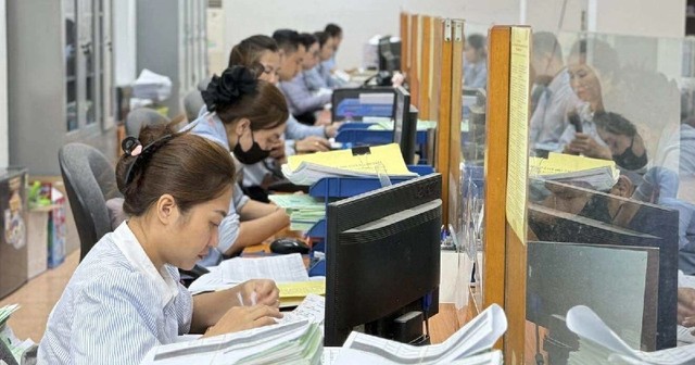 Nếu lương cơ sở tăng, hàng loạt khoản đóng, hưởng và trợ cấp gắn trực tiếp với mức này cũng sẽ được điều chỉnh theo.