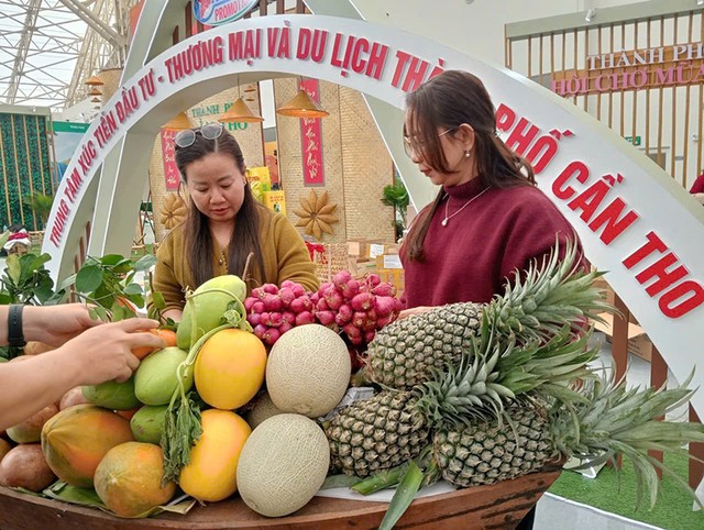 Lãnh đạo Trung tâm Xúc tiến Kl99ok phiên bản mới - Thương mại và Du lịch Cần Thơ nghiệm thu gian hàng của thành phố tham dự Hội chợ Mùa Xuân lần thứ nhất năm 2026