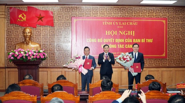 Ông Nguyễn Tuấn Anh, Phó chủ tịch UBND tỉnh Gia Lai (bên phải) nhận quyết định điều động, chỉ định tham gia Ban Chấp hành, Ban Thường vụ và giữ chức Phó bí thư Tỉnh ủy Lai Châu nhiệm kỳ 2025-2030 vào ngày 7/1/2026. Ảnh: Báo Gia Lai.